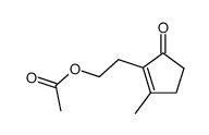 2-(2-Acetoxyethyl)-3-methyl-2-cyclopenten-1-on结构式