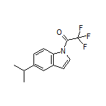 2,2,2-三氟-1-(5-异丙基-1H-吲哚-1-基)乙烷-1-酮结构式