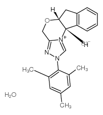 (+)-(5aR,10bS)-5a,10b-二氢-2-(2,4,6-三甲基苯基)-4H,6H-茚并[2,1-b][1,2,4]三唑[4,3-d][1,4]氯化恶唑鎓一水合物结构式